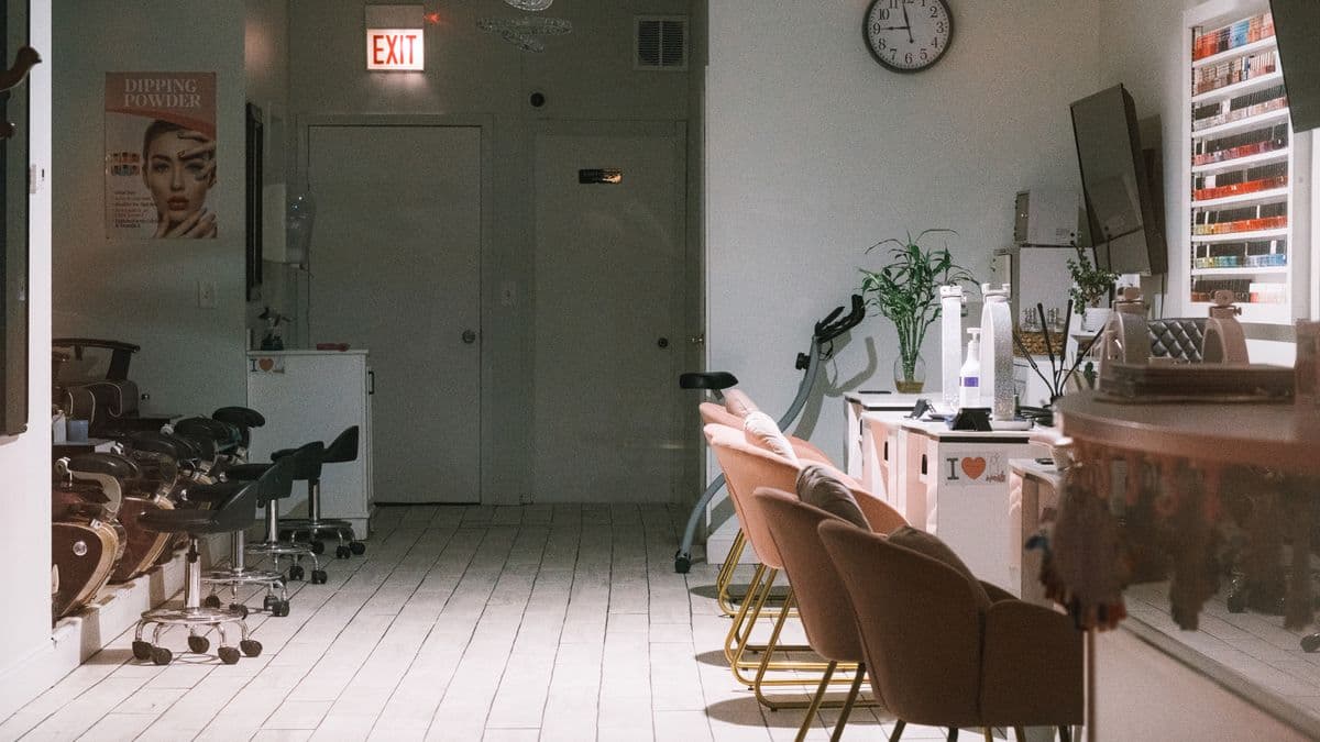Lichte, rustige manicurestudio met verzorgde werkplekken